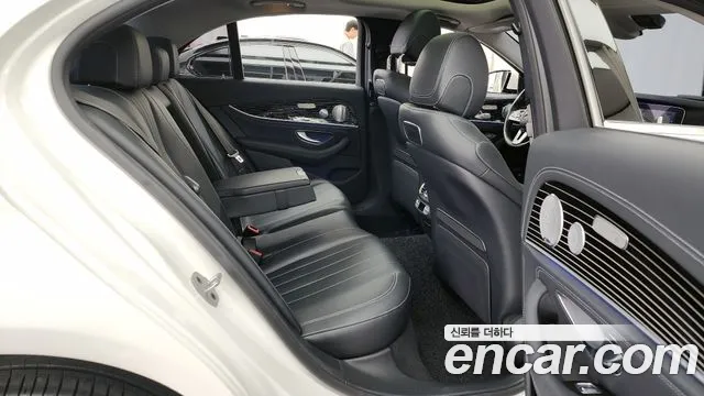 Mercedes-Benz E-Class 2019 — фото 12