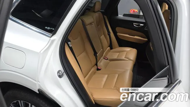 Volvo XC60 2022 — фото 11