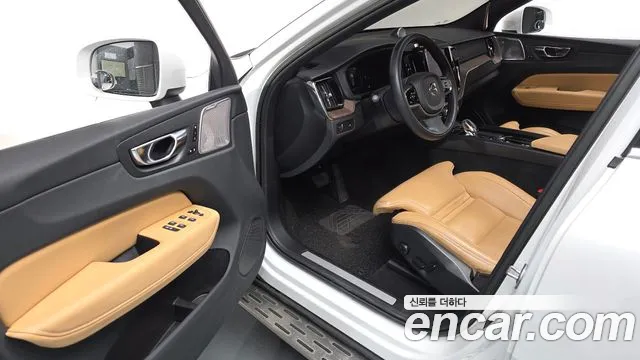Volvo XC60 2022 — фото 12