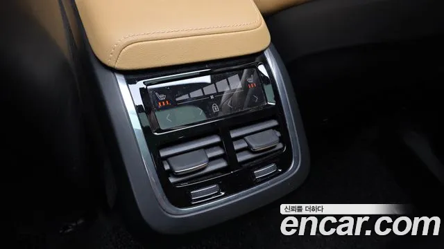 Volvo XC60 2022 — фото 19