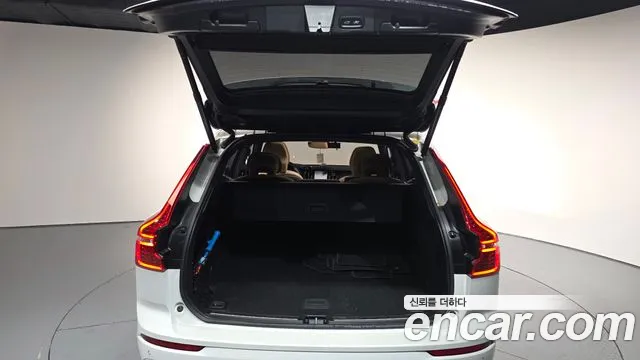 Volvo XC60 2022 — фото 20