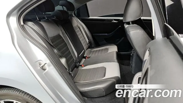 Volkswagen Jetta 2015 — фото 12