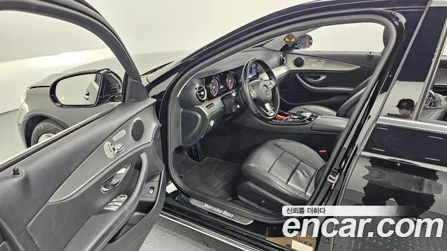 Mercedes-Benz E-Class 2017 — фото 11