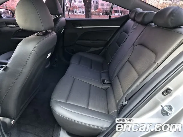 Hyundai AVANTE 2018 — фото 11