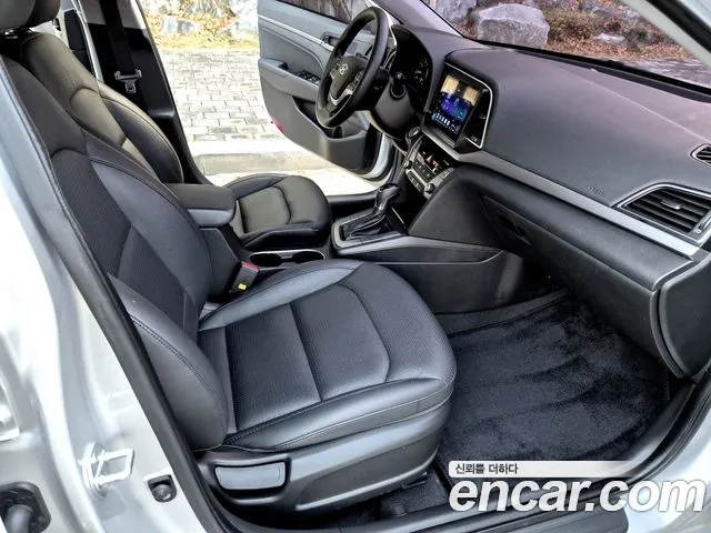 Hyundai AVANTE 2018 — фото 12