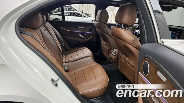 Mercedes-Benz E-Class 2022 — фото 12