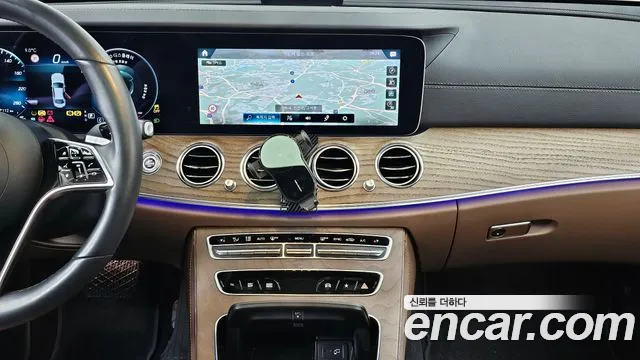 Mercedes-Benz E-Class 2022 — фото 14