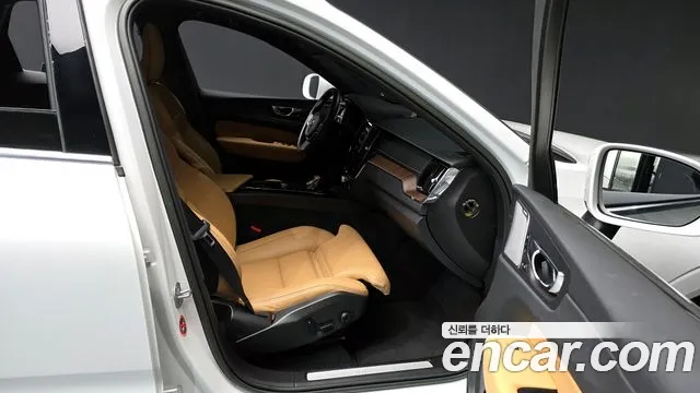 Volvo XC60 2022 — фото 11