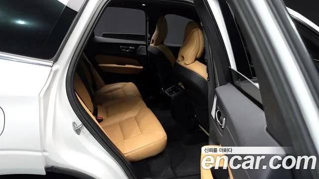 Volvo XC60 2022 — фото 12