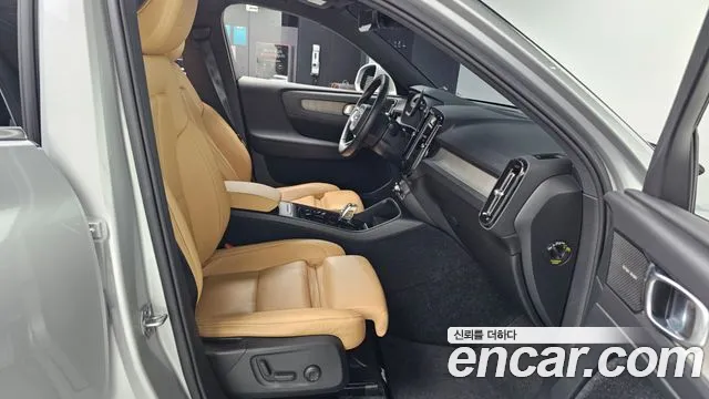 Volvo XC40 2019 — фото 11