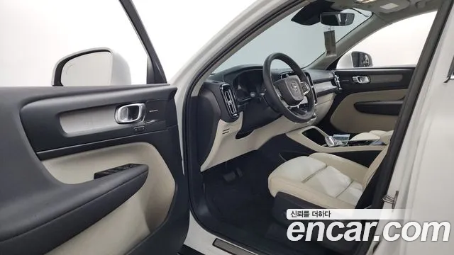 Volvo XC40 2023 — фото 10