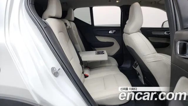 Volvo XC40 2023 — фото 12