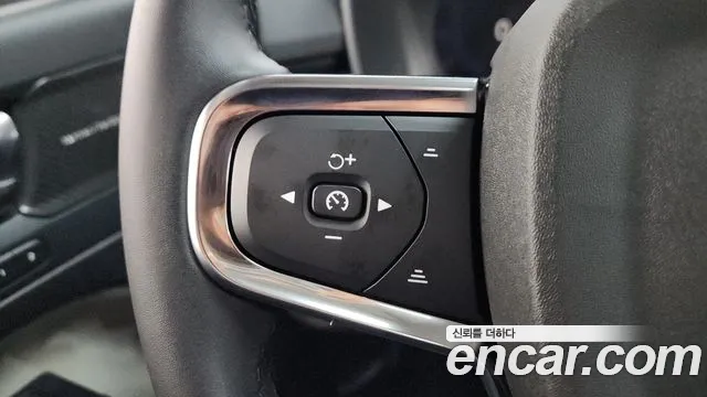 Volvo XC40 2023 — фото 17