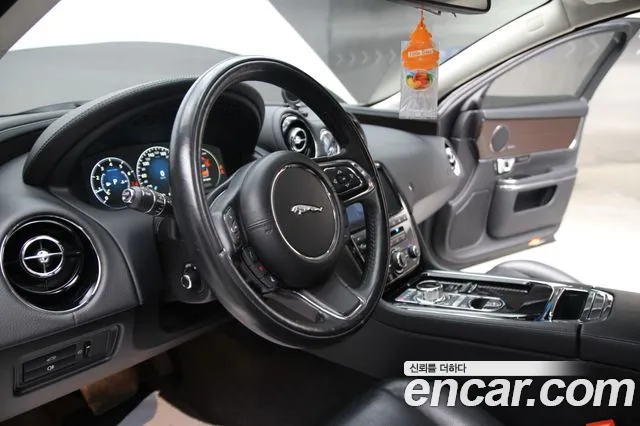 Jaguar XJ 2016 — фото 11