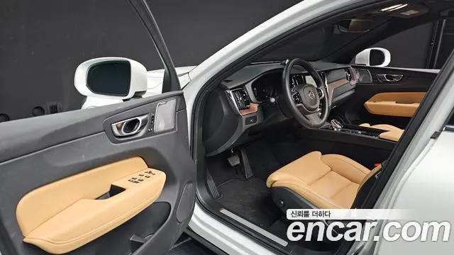 Volvo XC60 2024 — фото 11