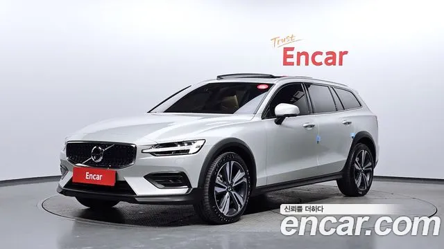 Volvo V60 2021 — фото 1