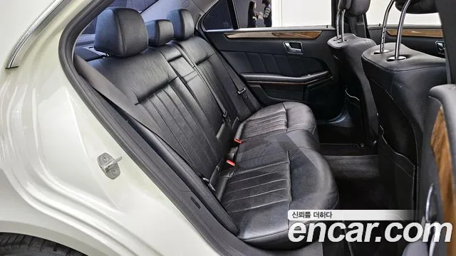 Mercedes-Benz E-Class 2011 — фото 12