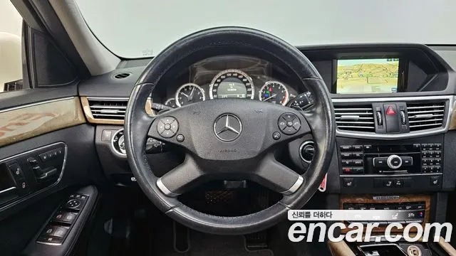 Mercedes-Benz E-Class 2011 — фото 13