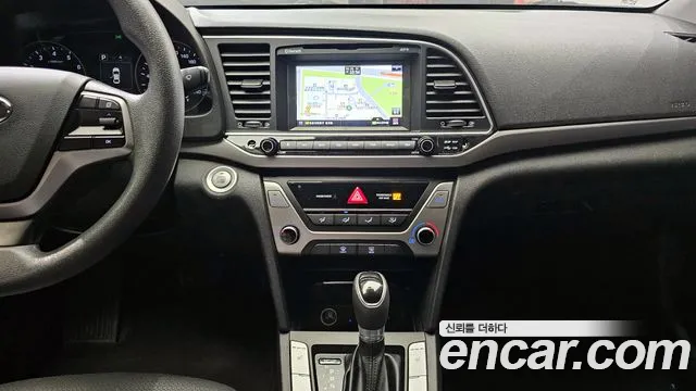 Hyundai AVANTE 2018 — фото 19