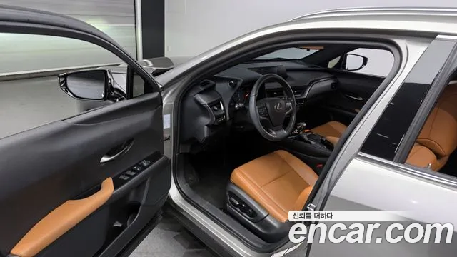 Lexus UX 2019 — фото 10