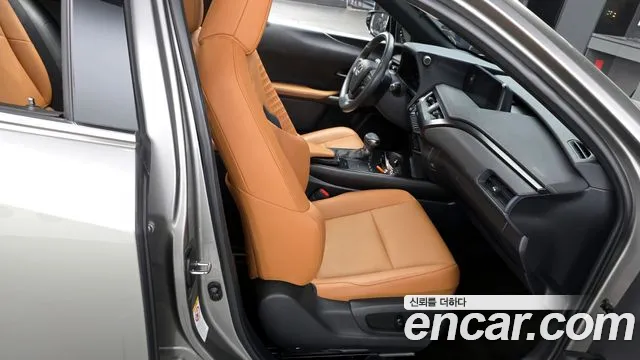Lexus UX 2019 — фото 12
