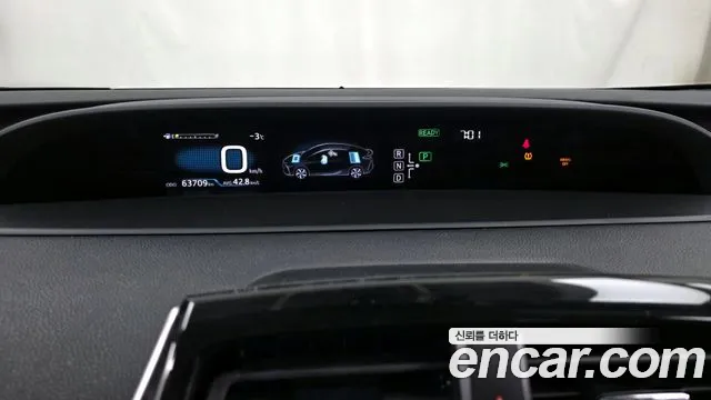 Toyota Prius 2018 — фото 8
