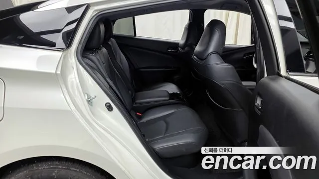Toyota Prius 2018 — фото 12