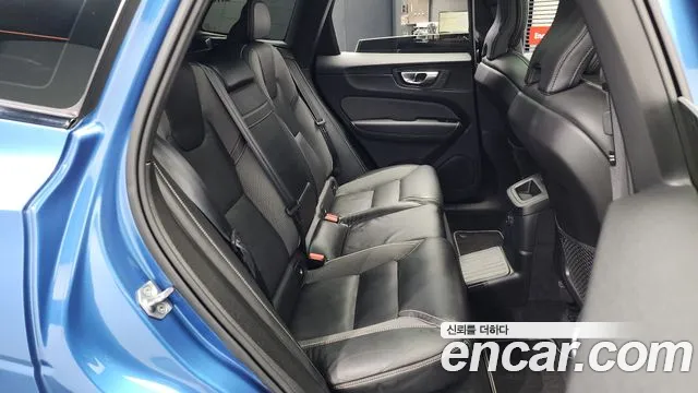 Volvo XC60 2021 — фото 12