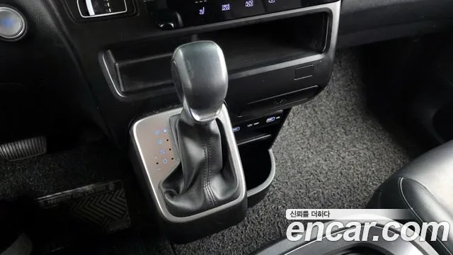 Hyundai Staria 2023 — фото 9