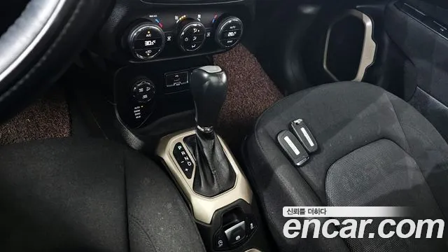 Jeep Renegade 2016 — фото 9
