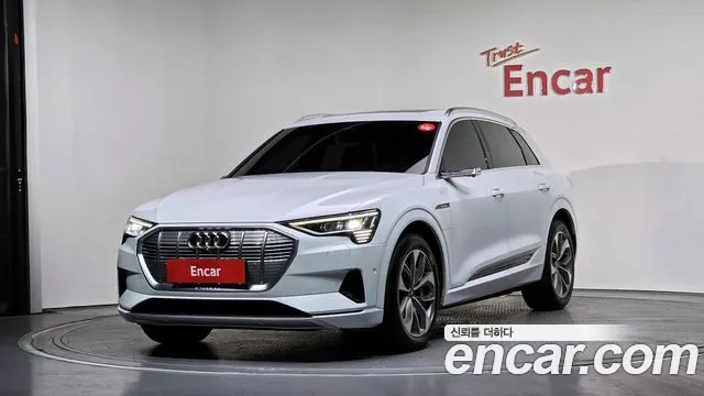Audi e-tron 2021 — фото 1