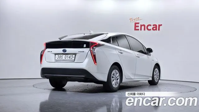 Toyota Prius 2016 — фото 2