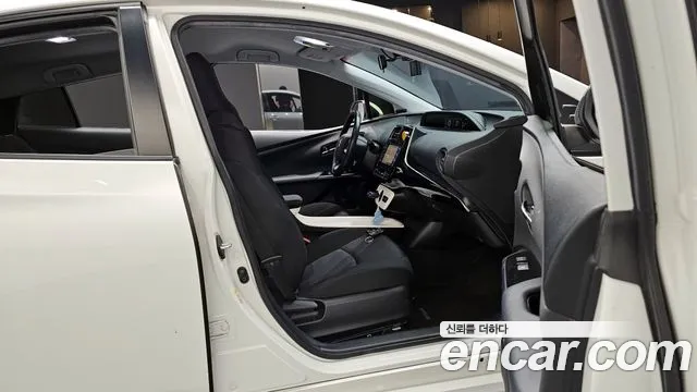 Toyota Prius 2016 — фото 11