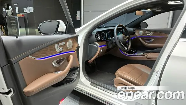 Mercedes-Benz E-Class 2023 — фото 11
