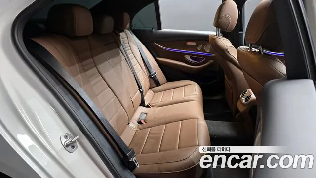 Mercedes-Benz E-Class 2023 — фото 12