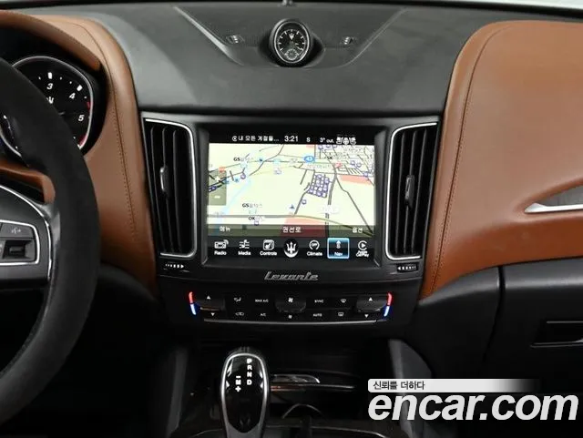 Maserati Levante 2017 — фото 16