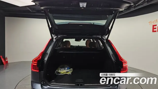 Volvo XC60 2020 — фото 20