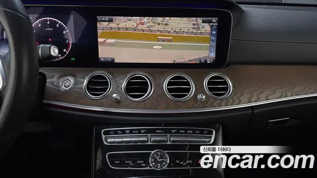 Mercedes-Benz E-Class 2019 — фото 17