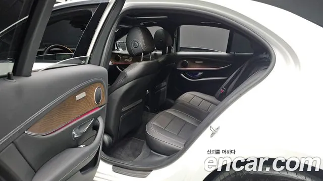 Mercedes-Benz E-Class 2022 — фото 19