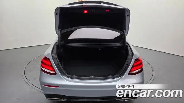Mercedes-Benz E-Class 2020 — фото 20