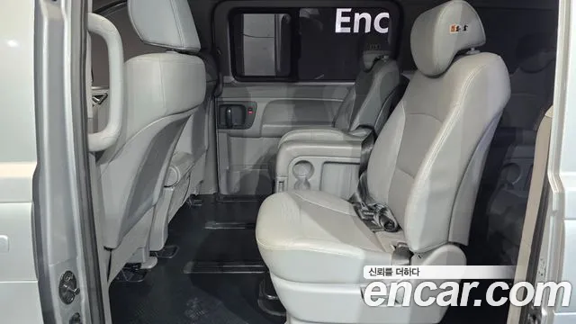 Hyundai Starex 2017 — фото 12
