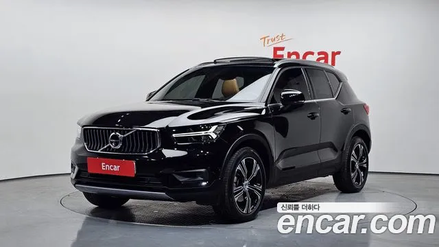 Volvo XC40 2021 — фото 1