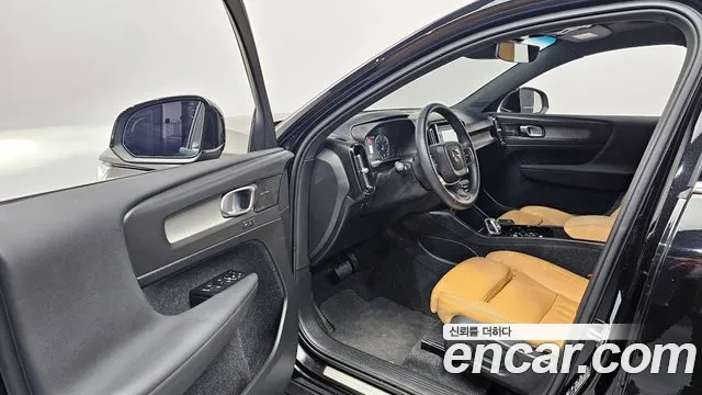 Volvo XC40 2021 — фото 11