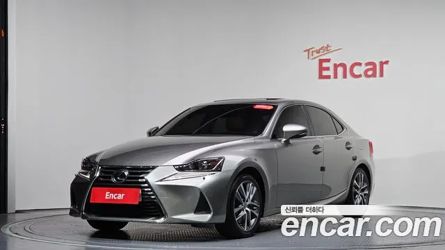 Lexus IS 2018 — фото 1