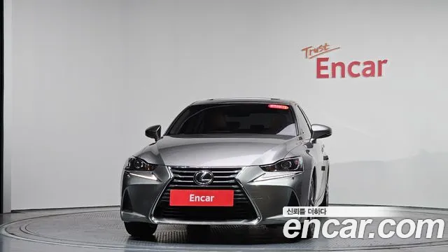 Lexus IS 2018 — фото 3