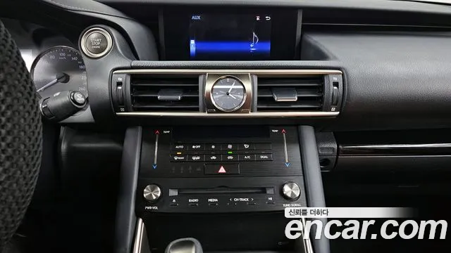 Lexus IS 2018 — фото 14