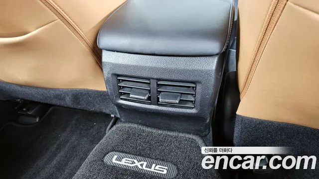 Lexus IS 2018 — фото 19