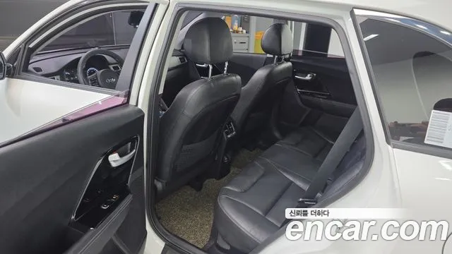 Kia Niro 2017 — фото 11