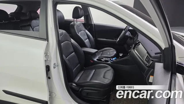 Kia Niro 2017 — фото 12