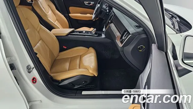 Volvo S60 2022 — фото 10